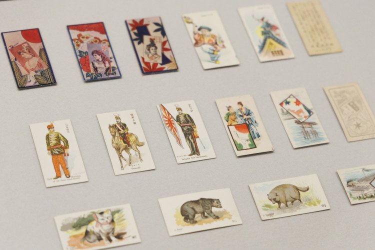 きれいな絵が描かれた「たばこカード」。今はお菓子などに付いてくるが、始まりは明治時代だったとは！