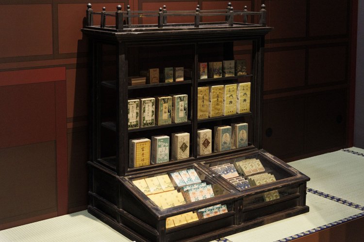 煙草元売捌所の店内再現。福井県の近藤吉郎平商店の写真を元に再現している。この当時は座売りスタイルだった。