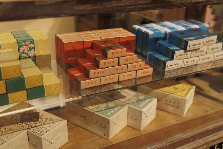 昭和前期に使われていたショーケース付きカウンターは、現存していたものを移設。たばこの銘柄は、日本語の「みのり、光、敷島」などが多い。