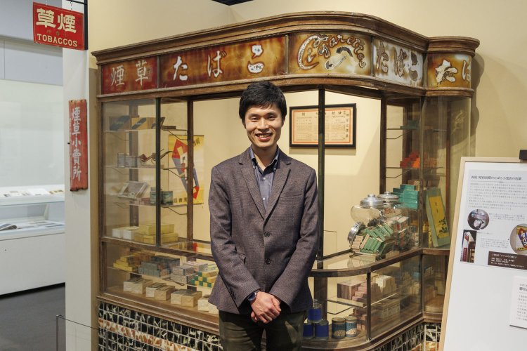 「たばこと塩の博物館」学芸員の青木 然さん。今回の特別展の企画を担当している。