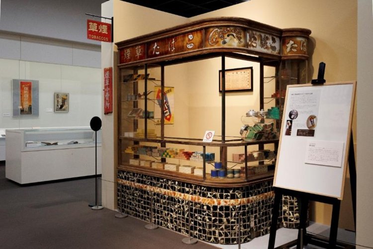 関東大震災からの復興のシンボルでもあった「看板建築」は、昭和初期のたばこ屋でも多く見られる建築スタイルだった。