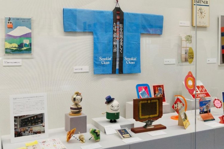 ペーパークラフトやノベルティなど、見覚えのあるグッズが多数展示されている。