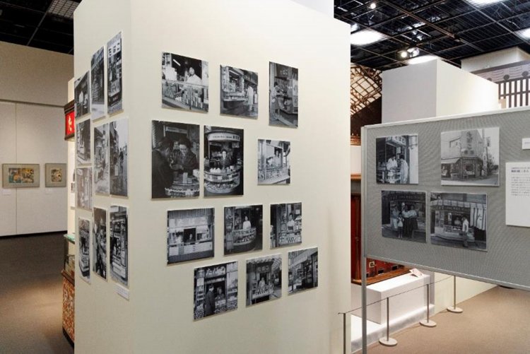 昭和のたばこ屋店頭写真。同じ店構えながらそれぞれ工夫して特徴を出していることがわかる。