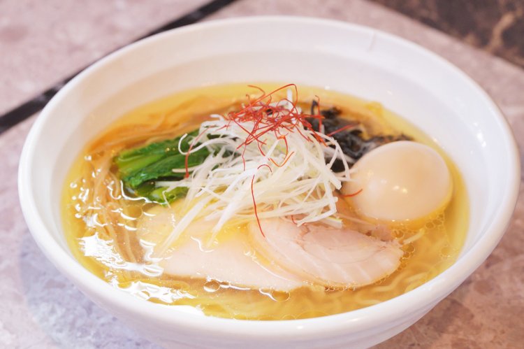 鶏出汁味玉らぁ麺1000円（塩味）。