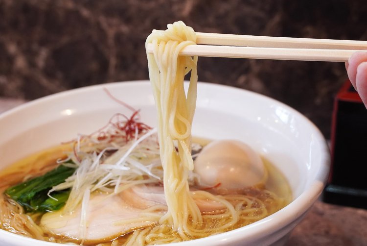 するりとした細麺がスープにぴったり。