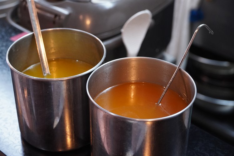 左が若鶏油、右が親鶏油。まったく色が違う。