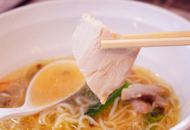 箸でつかんでいるのがむね肉で、右下に見えているのがもも肉。