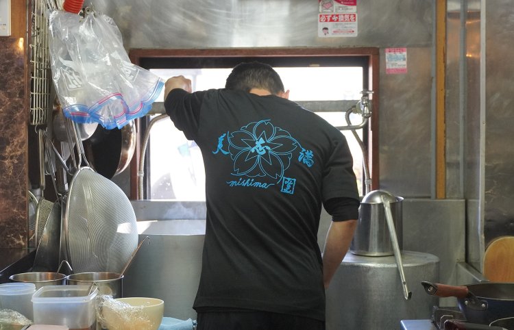 桜が描かれたTシャツ。店主自身でデザイン。