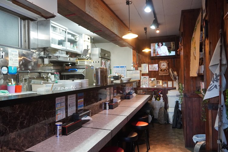 カウンターに席数は8つという小さな店。