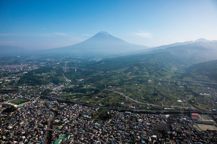 田子の浦を背に、富士市側から見た富士山。手前に東名高速道路、奥に新東名高速道路。