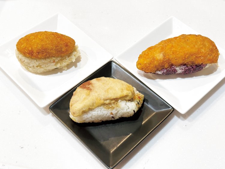 オニササの人気ベスト3。1位（右）：シソおにぎり＋ササミカツ「オニササ」、2位（中）：のりたまおにぎり＋ポーク天「オッポー」、3位（左）：ジューシー（炊き込みご飯）＋カレーコロッケ「オニコロ」。