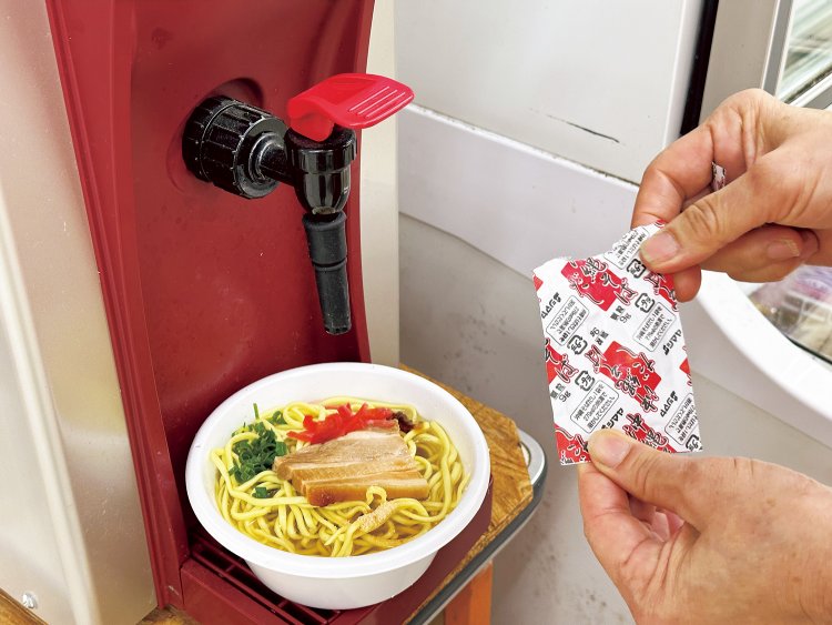 そば（中）は自家製三枚肉煮付入り。レジで箸と粉末だしを受け取り、セルフでお湯を注げば、あつあつの八重山そばに。