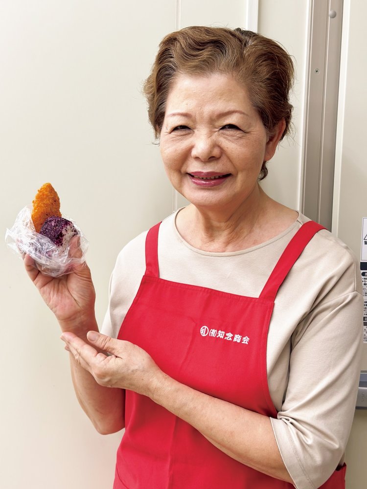 女将の知念秀子さん。「オニササは袋ごとレジに持ってきて、お会計しようね～」。