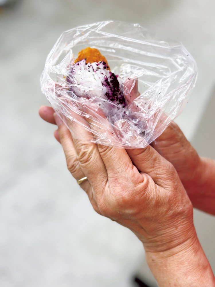 オニササの手順 ①ポリ袋をかぶせた手で、ケースからおにぎりとおかずを取る。②備え付けの調味料で好みに味つけしたら、袋ごとギュウ～ッと握る。