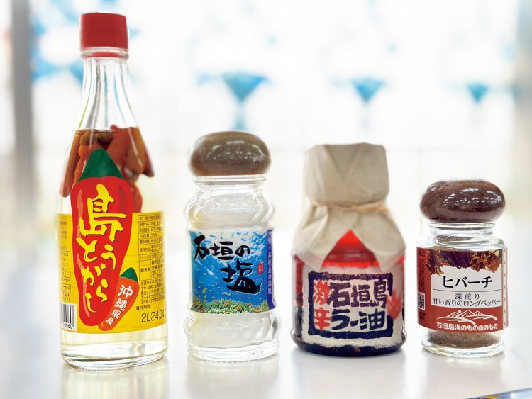 左から。泡盛に島唐辛子を漬け込んだコーレーグース「島とうがらし」、石垣特有の調味料「石垣の塩」「激辛 石垣島ラー油」「ヒバーチ」など、人気メーカー品も。