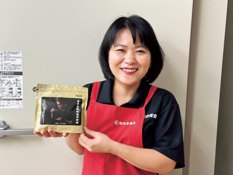 スタッフの新盛かなえさん。「私も愛飲する『石垣島珊瑚焙煎珈琲』ま～さんど～（おいしいよ～）」。