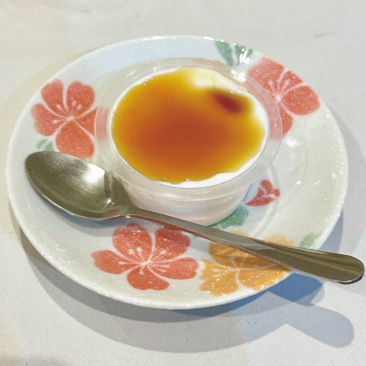 日持ちする密閉タイプなので、お土産向きのジーマーミ（落花生）豆腐「石垣島プリン」（要冷蔵）。　