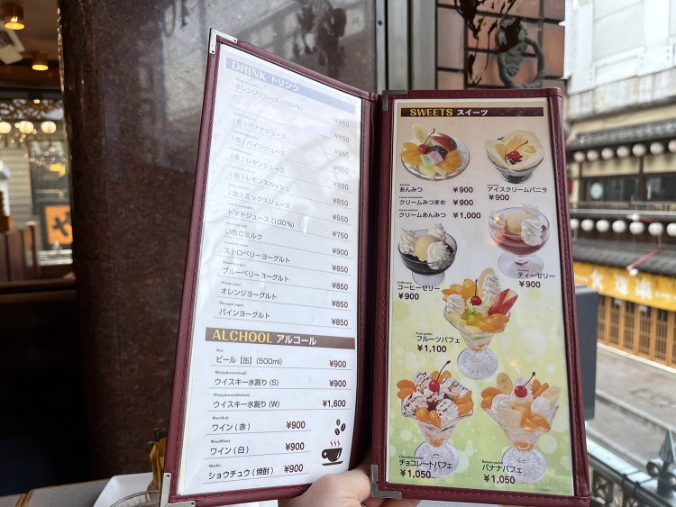 パフェがめっちゃおいしそう！　あんみつやみつまめがあるところも個人的には優良店に認定したくなるポイントだ。