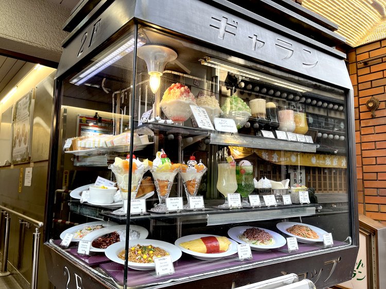 食品サンプルを見ただけで心が躍る。今朝はご飯ものもいいかもなぁ。