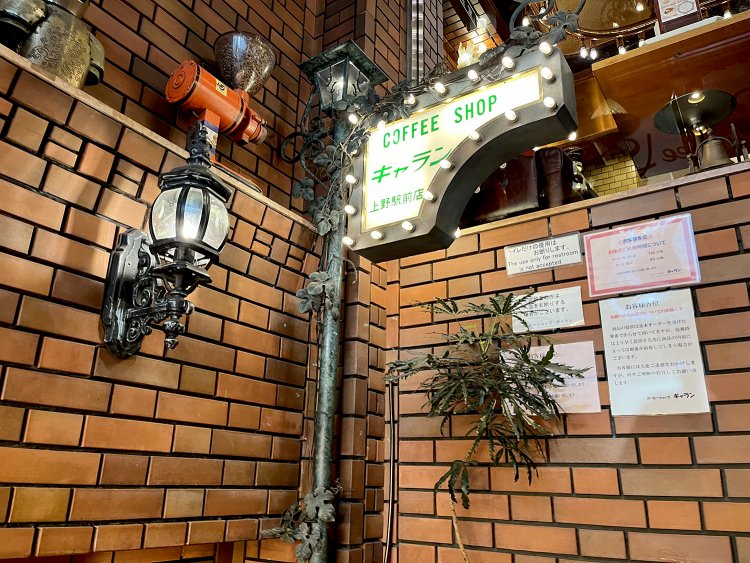 2階へ登る途中にあるガス燈風の看板。絵になるねぇ。