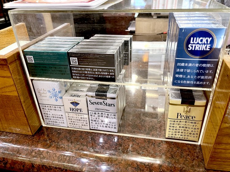 レジの横には紙巻きタバコだけでなく加熱式タバコのカートリッジも置いてある。
