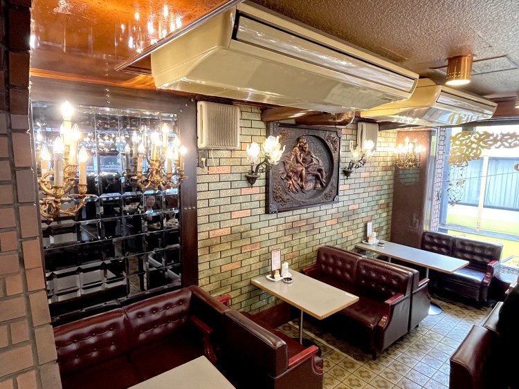 鏡張りの壁とシャンデリア、銅製のレリーフと、まるで昭和にタイムスリップしたよう。