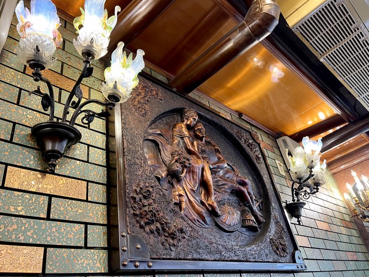 高級そうなレリーフ。壁のタイルにも金色が散りばめられている。