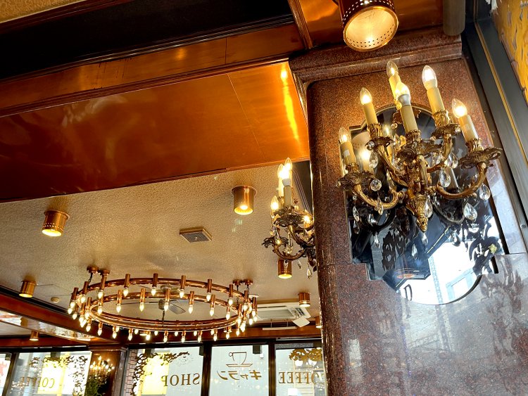 ほとんどの人がタバコを吸っているが、手入れが行き届いているので店内にはヤニなどついていない。