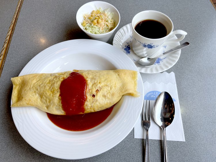 オムライス1100円。平日は14時、土日祝は11時まではサラダとドリンクが付く。