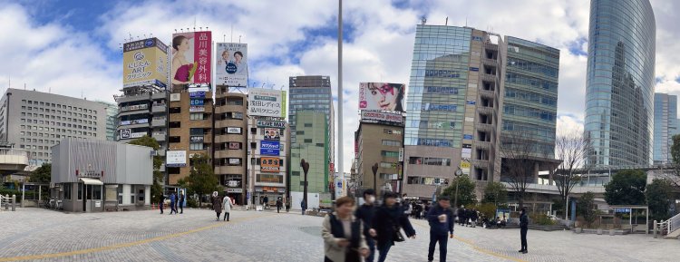 パノラマ撮影バージョン。ビルが随分と傾いているけれど、筆者の撮影が下手なだけでここの地盤がヤバいわけではない。