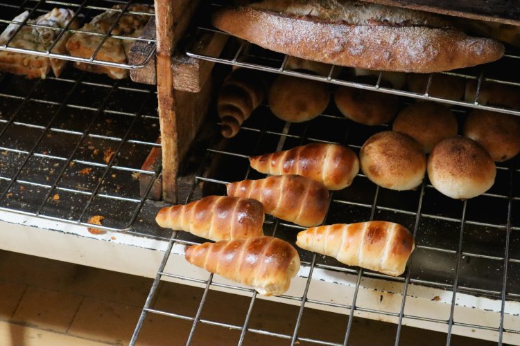 店主がたったひとりで焼きあげる『ココロパン』のパンたち。1台のオーブンを使い、1人で最大限の量をつくれるように、試行錯誤しているのだそう。