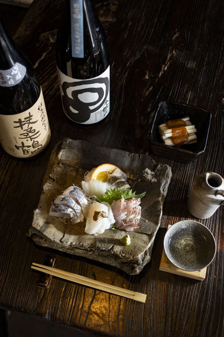 刺し盛り1580円と「扶桑鶴」純米吟醸袋吊り1合980円など。