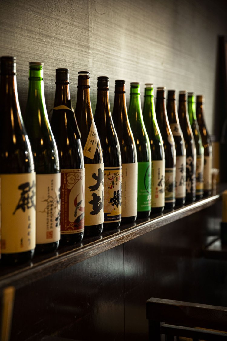 燗酒に向いた日本酒がそろうと好評な習志野の『酒のはしもと』から仕入れた銘酒が並ぶ。