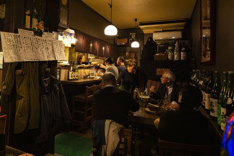 店内はカウンターとテーブル席、小上がりもある。