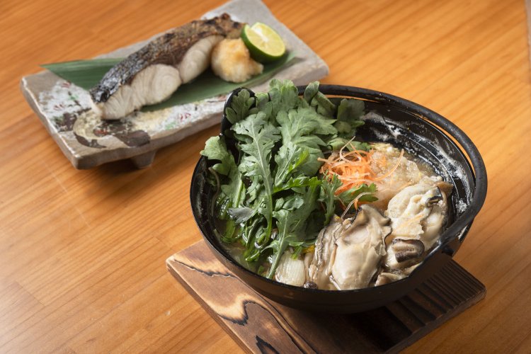 小鍋（カキみぞれ）1380円（手前）、カンパチ塩焼き880円などアラカルトも充実している。