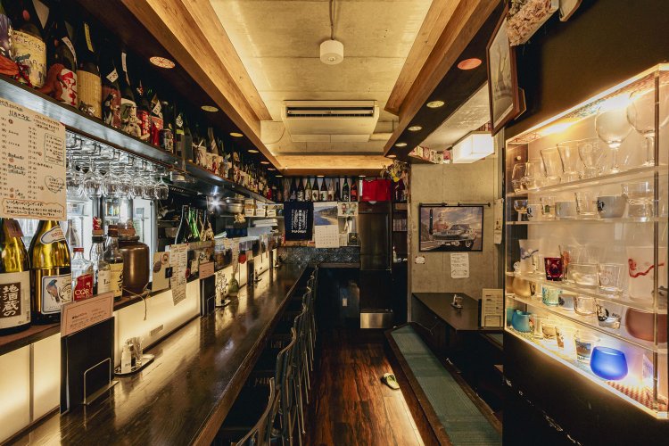 店内はバーの雰囲気だが、酒が苦手な人も楽しめるように和紅茶なども用意。