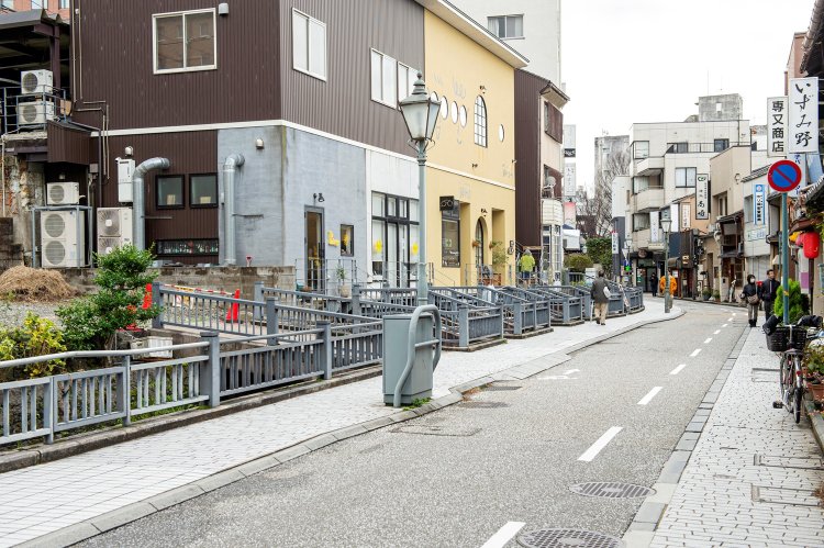 金沢の繁華街・香林坊と長町武家屋敷エリアの間にある、潤いゆるゆる商店街「せせらぎ通り」。（撮影＝新谷敏司）