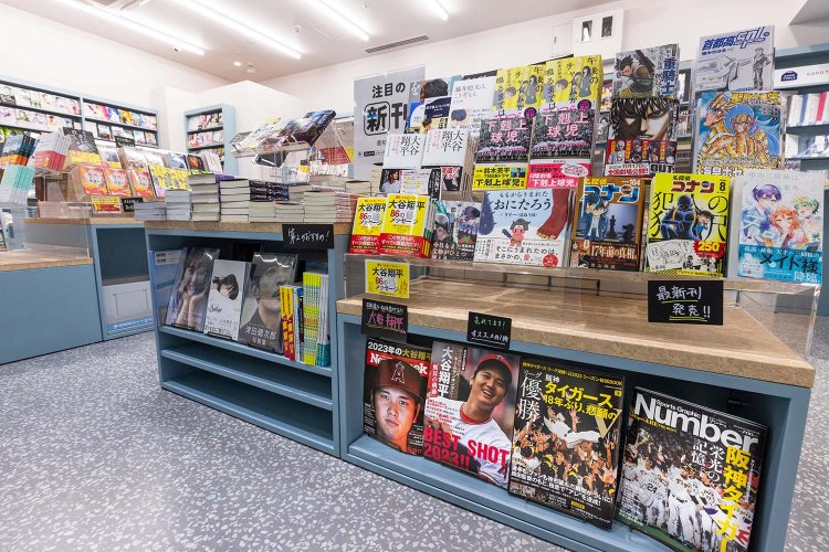 入り口すぐの棚はいわば新聞の一面だ。