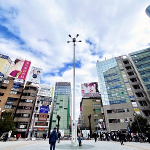 【東京街角クイズ】この写真、どこの駅前でしょう？