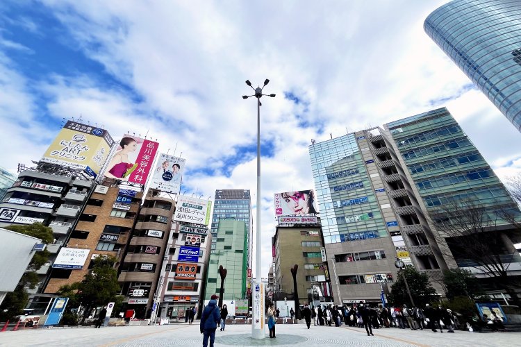 【東京街角クイズ】この写真、どこの駅前でしょう？