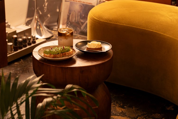 深煎り豆を使ったアイスラテ660円。チーズタルト660円。アボカドトースト935円（平日は11:00～19:00、土・日は9:00～18:00に提供）は、ディルとピンクペッパーがアクセント。