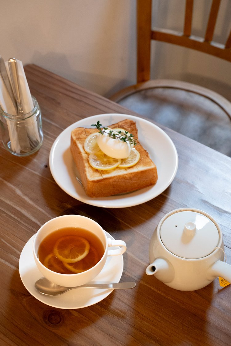 マルコポーロ（れもん）700円、浅草『セキネベーカリー』のパンを使ったれもんトースト700円。