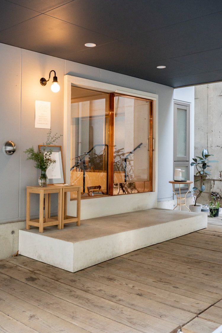 身をかがめて入る引き戸の入り口。階段を下るとリビングのような空間が広がる。