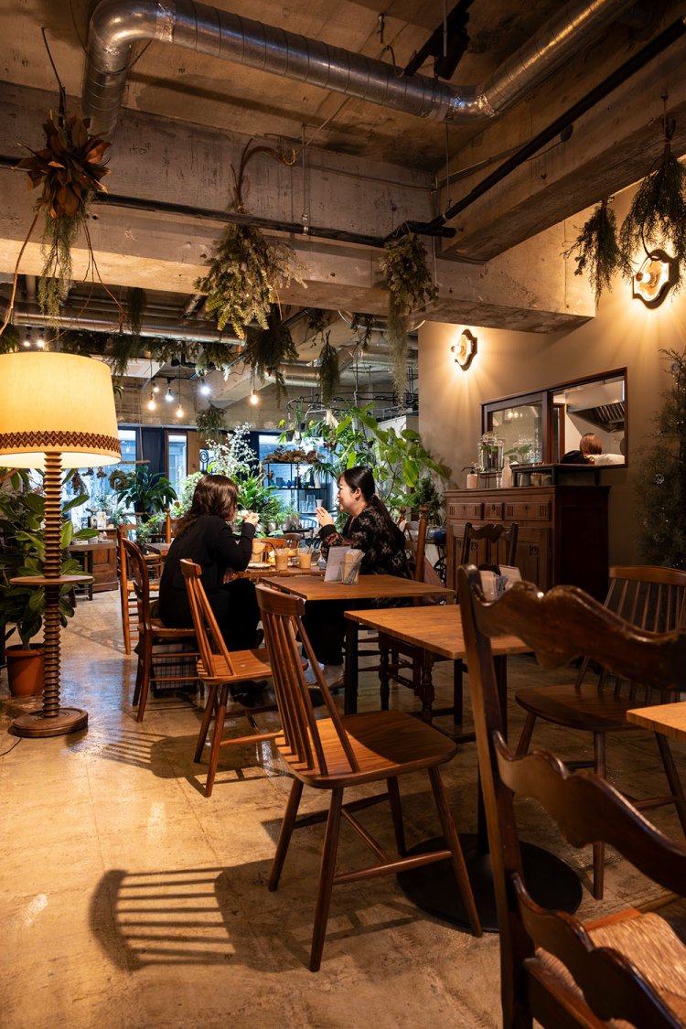 併設の『アンヴェール』と行き来できる店内。