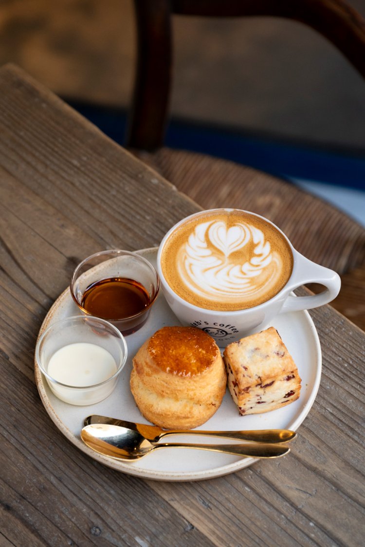 カフェラテ550円、スコーン2種が選べるスコーンプレート800円。写真はプレーンとクランベリー。