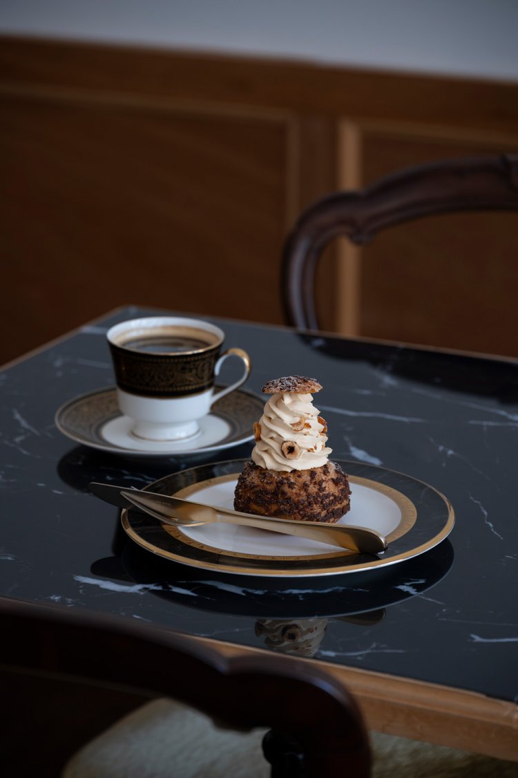 ダブルのエスプレッソをお湯で割った人気のロングブラック620円。サクサクとした生地に栗とキャラメルをあしらった季節のシュー700円。