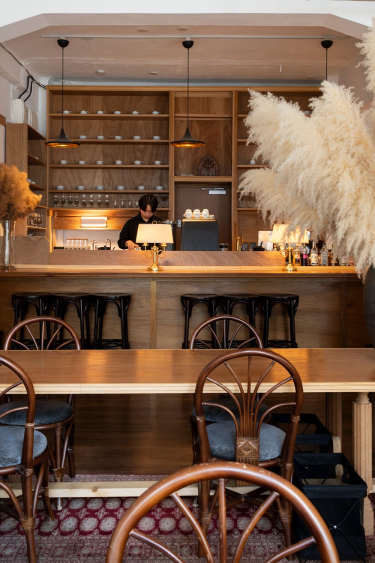 天井に届く食器棚やバーカウンターはオーナーの手作り。