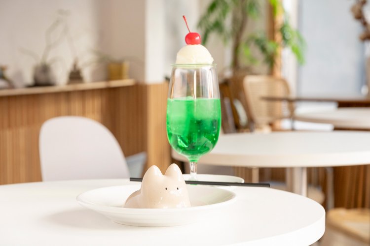 ぷるぷる震えるねこプリン870円、メロンクリームソーダ700円。