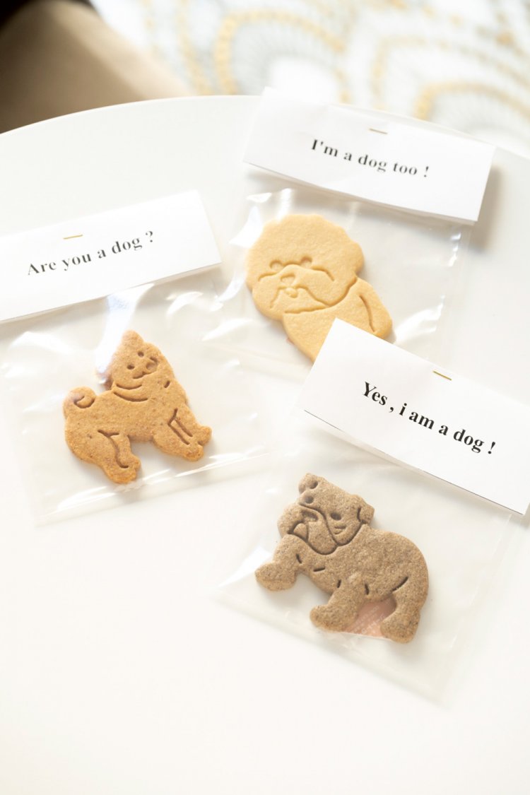 お店のシンボル・いぬクッキーは各種250円。