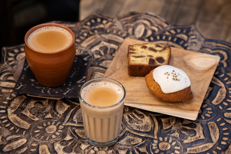 素焼きのカップ、グラスは現地で使われているもの。